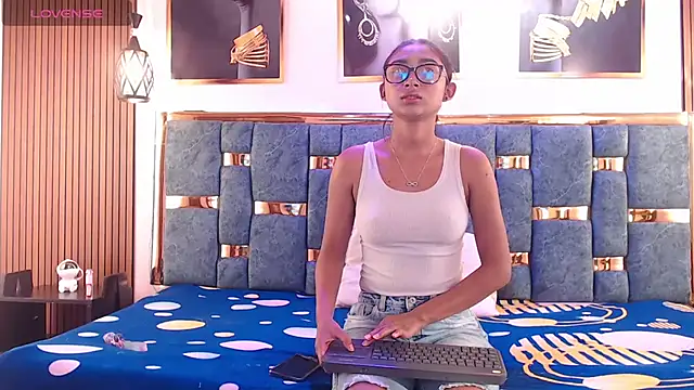 Mia konor06 online show from May 15, 2026, 10:55 am