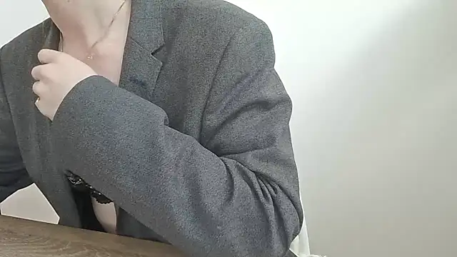 Juultjexoxox online show from May 18, 2026, 2:34 pm