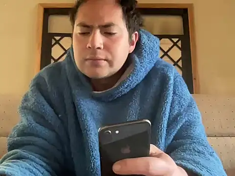 Snapshot of alecsgzz chatting on July 7, 2026, 2:32 pm alecsgzz online show from July 7, 2026, 2:32 pm