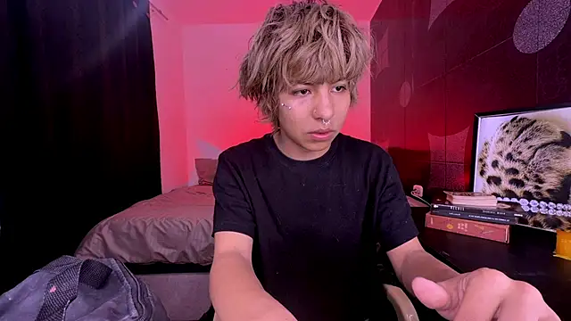Snapshot of Aronn_44 chatting on May 24, 2026, 5:40 pm Aronn 44 online show from May 24, 2026, 5:40 pm