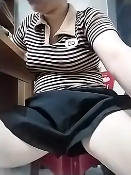 Snapshot of Girl_lovebaby chatting on May 18, 2026, 2:29 am Girl lovebaby online show from May 18, 2026, 2:29 am