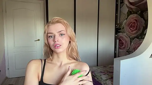 ScarlettRosy online show from May 14, 2026, 3:46 am