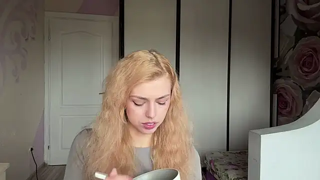ScarlettRosy online show from May 18, 2026, 3:46 am