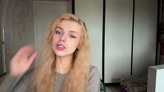 ScarlettRosy online show from May 18, 2026, 4:07 am