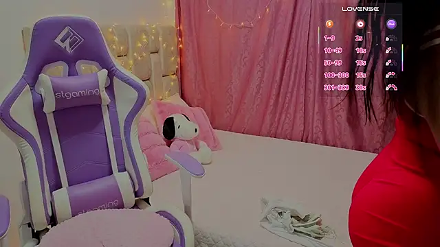 Naomilaurent online show from May 15, 2026, 3:41 pm