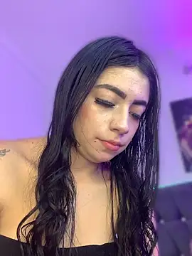 lunacruz  online show from May 5, 2026, 10:40 pm