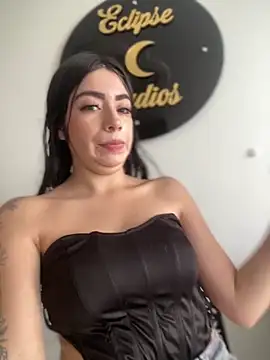 lunacruz  online show from May 15, 2026, 7:54 pm
