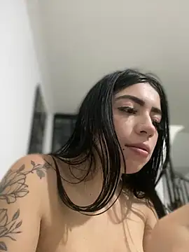 lunacruz  online show from May 19, 2026, 2:07 am