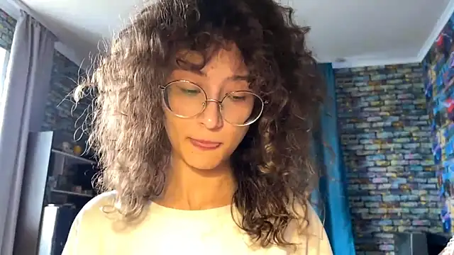 Snapshot of CurlyWinx chatting on May 26, 2026, 6:42 am CurlyWinx online show from May 26, 2026, 6:42 am