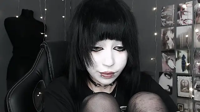 Snapshot of lucy8bit chatting on May 2, 2026, 10:15 pm lucy8bit online show from May 2, 2026, 10:15 pm