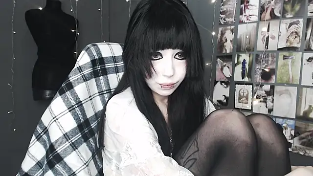 Snapshot of lucy8bit chatting on May 3, 2026, 9:32 pm lucy8bit online show from May 3, 2026, 9:32 pm