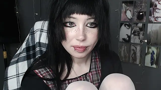 Snapshot of lucy8bit chatting on May 8, 2026, 12:16 am lucy8bit online show from May 8, 2026, 12:16 am