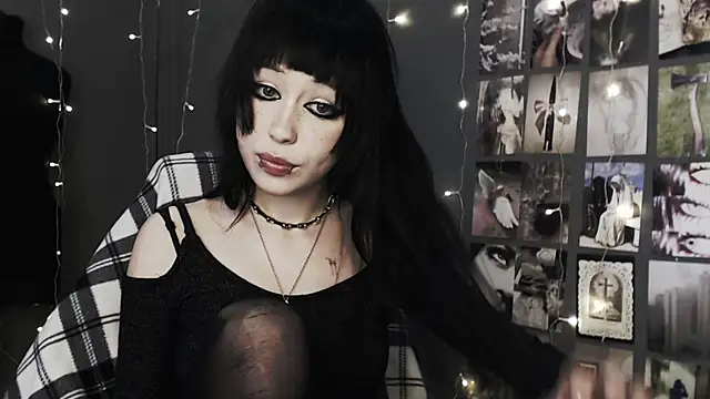 Snapshot of lucy8bit chatting on May 15, 2026, 9:05 am lucy8bit online show from May 15, 2026, 9:05 am