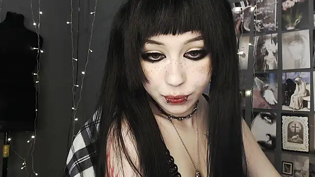 Snapshot of lucy8bit chatting on May 18, 2026, 10:43 am lucy8bit online show from May 18, 2026, 10:43 am