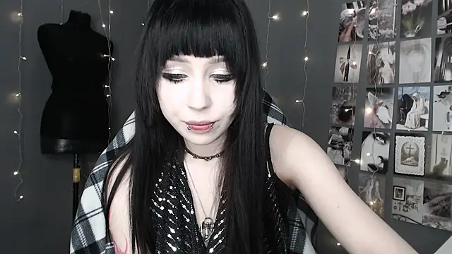 Snapshot of lucy8bit chatting on May 19, 2026, 7:53 pm lucy8bit online show from May 19, 2026, 7:53 pm