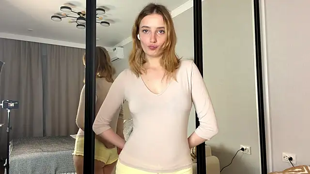 rosylume online show from May 13, 2026, 4:48 pm