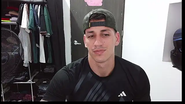 Snapshot of RaulRico chatting on May 10, 2026, 11:32 pm RaulRico online show from May 10, 2026, 11:32 pm