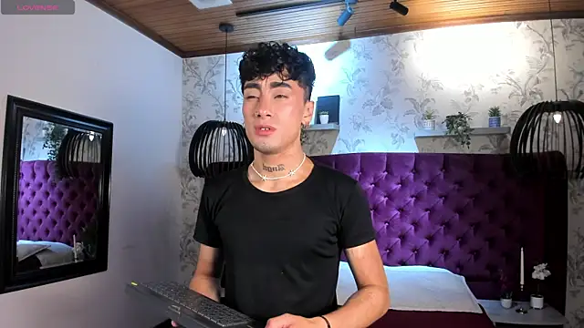 Spencerwhite  online show from May 18, 2026, 10:59 pm