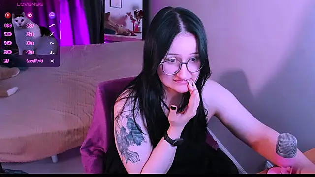 Snapshot of Ame_xCore chatting on May 13, 2026, 9:44 pm Ame xCore online show from May 13, 2026, 9:44 pm