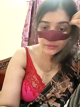 Joya-02 online show from May 6, 2026, 9:31 pm
