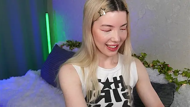 LindaThackerr online show from May 15, 2026, 4:19 am