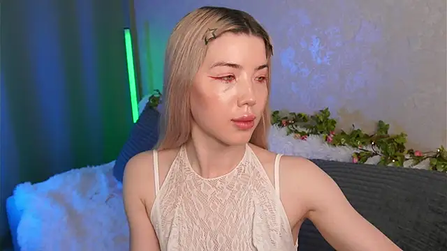 LindaThackerr online show from May 18, 2026, 4:18 am
