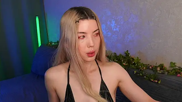 LindaThackerr online show from May 22, 2026, 4:23 pm