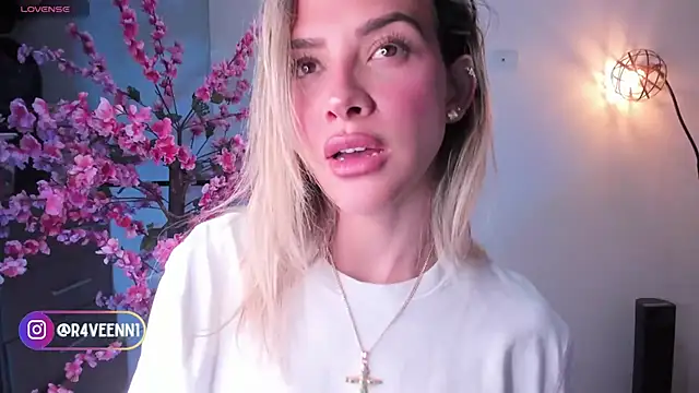 Snapshot of R4-V3N chatting on December 30, 2024, 3:03 am R4-V3N online show from December 30, 2024, 3:03 am