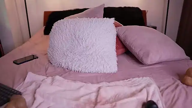 Snapshot of R4-V3N chatting on February 8, 2025, 8:31 am R4-V3N online show from February 8, 2025, 8:31 am