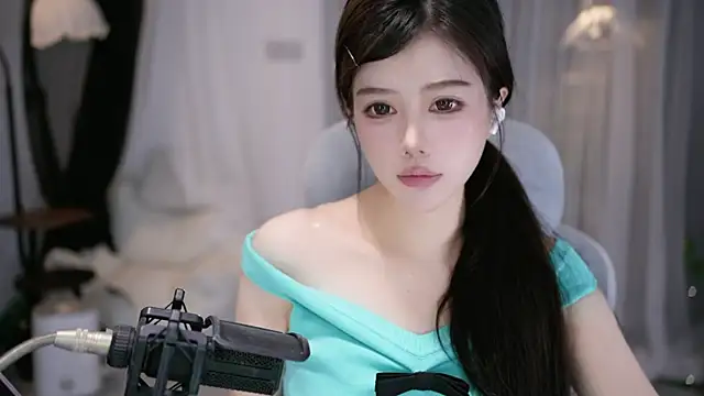 Cecily2 online show from May 17, 2026, 5:16 am