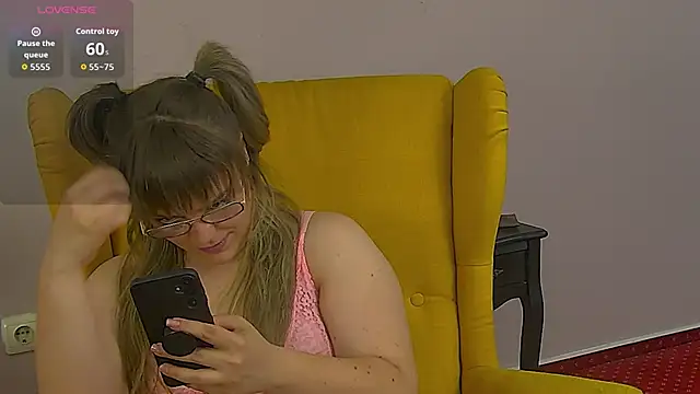 ZoeSkyee online show from May 25, 2026, 4:46 pm
