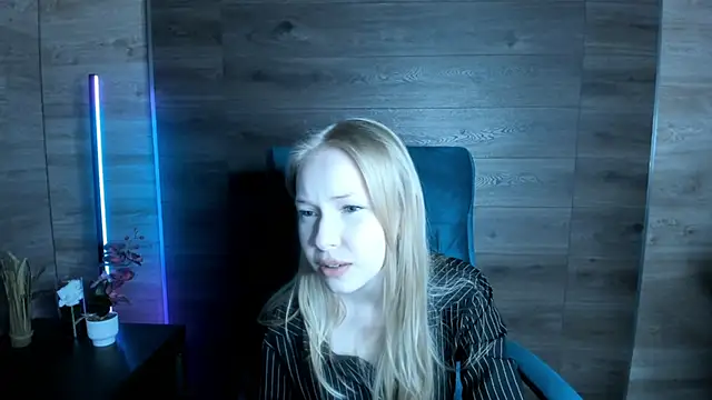 Snapshot of LovvieLov chatting on May 5, 2026, 4:48 pm LovvieLov online show from May 5, 2026, 4:48 pm