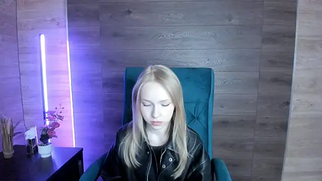Snapshot of LovvieLov chatting on May 6, 2026, 9:03 am LovvieLov online show from May 6, 2026, 9:03 am