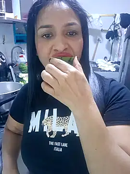 mell0102 online show from July 6, 2026, 5:04 pm