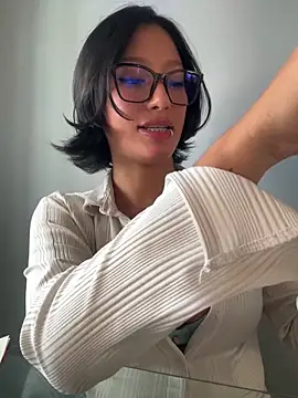 Snapshot of yazmin_rouse_ chatting on June 1, 2026, 5:03 pm yazmin rouse online show from June 1, 2026, 5:03 pm