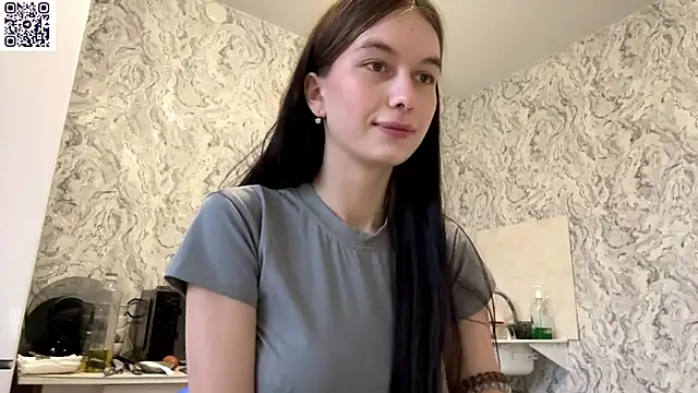 Snapshot of HinaDesire chatting on May 8, 2026, 4:01 pm HinaDesire online show from May 8, 2026, 4:01 pm