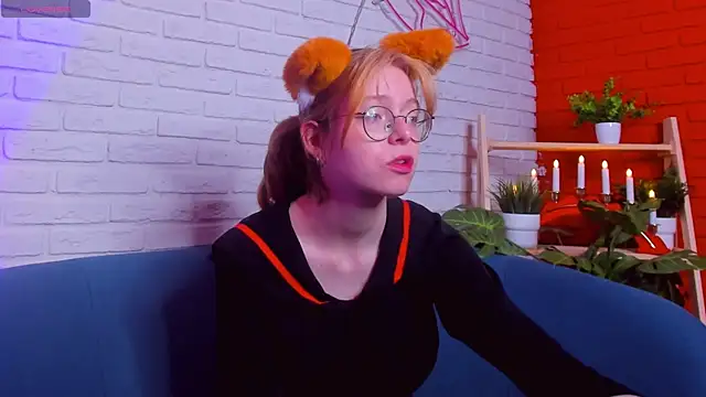 Snapshot of FoxxyyPolly chatting on June 13, 2026, 5:49 am FoxxyyPolly online show from June 13, 2026, 5:49 am