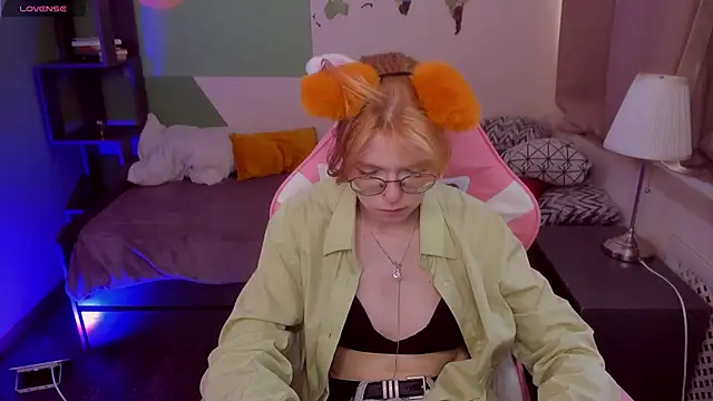 Snapshot of FoxxyyPolly chatting on June 20, 2026, 5:32 am FoxxyyPolly online show from June 20, 2026, 5:32 am