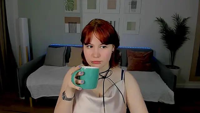 MiaLacrice online show from May 20, 2026, 4:29 am