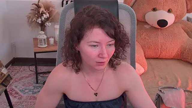 Snapshot of AureliaGleam chatting on May 15, 2026, 5:03 am AureliaGleam online show from May 15, 2026, 5:03 am