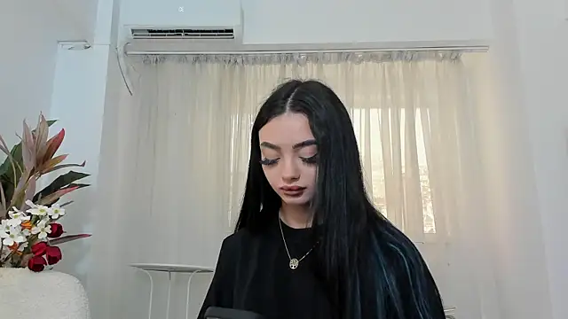 RachellRavee online show from May 13, 2026, 4:54 am