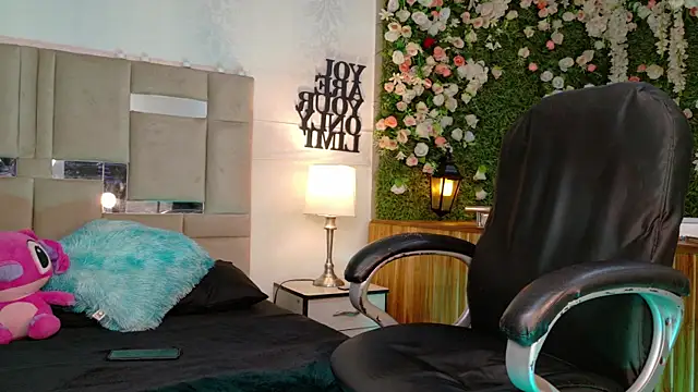 KarolFoxxi   online show from July 12, 2026, 9:33 am
