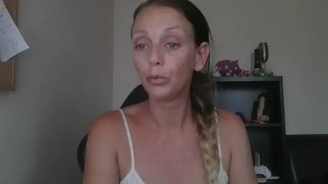 LouiseLovell online show from July 15, 2026, 6:24 pm