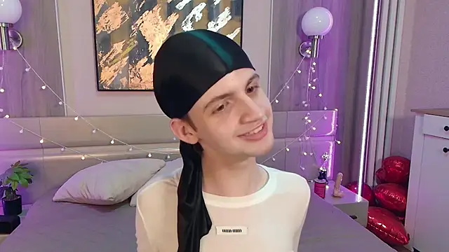 Bimbo boy  online show from May 18, 2026, 1:50 pm