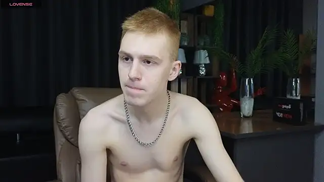 Snapshot of Tommy_CrashXXX chatting on May 20, 2026, 3:40 pm Tommy CrashXXX online show from May 20, 2026, 3:40 pm