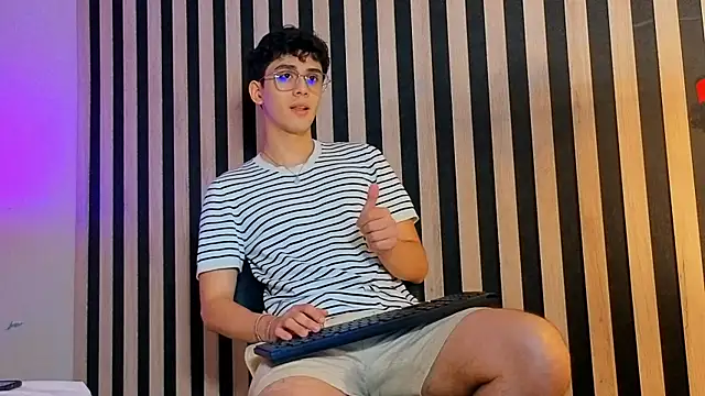 Snapshot of MikeVoss_ chatting on May 20, 2026, 7:20 pm MikeVoss online show from May 20, 2026, 7:20 pm
