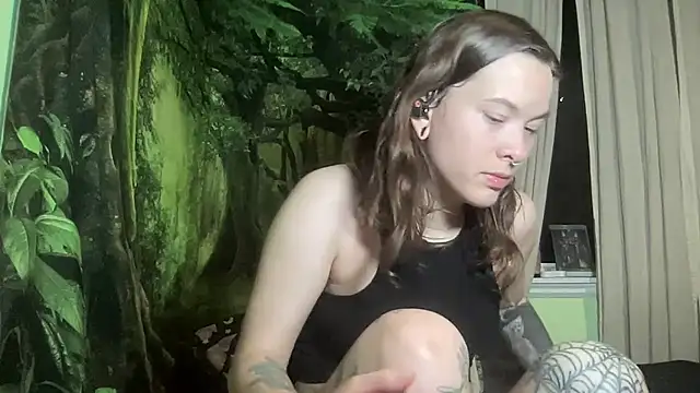 mo0ngoddess online show from December 5, 2025, 5:05 am