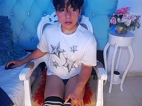Snapshot of Tiff_Styless chatting on May 16, 2026, 7:23 pm Tiff Styless online show from May 16, 2026, 7:23 pm