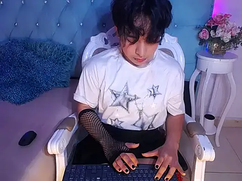 Snapshot of Tiff_Styless chatting on May 17, 2026, 7:32 pm Tiff Styless online show from May 17, 2026, 7:32 pm