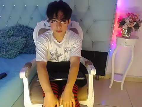 Snapshot of Tiff_Styless chatting on May 26, 2026, 7:43 pm Tiff Styless online show from May 26, 2026, 7:43 pm